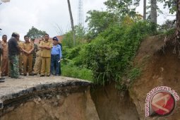 Pemkab Deliserdang Tanggap Darurat Jalan Longsor