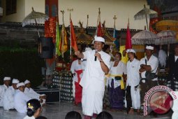 Wagub Sudikerta Hadiri Upacara Petirtaan di Getakan