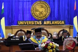 Usai Tak Menjabat Gubernur, Pakde Karwo Tulis Buku dan Jadi Dosen