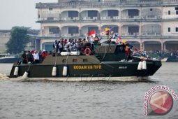 Berbusana Dayak Jokowi Naik Kapal Komando