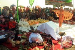 Puluhan Warga Karawang Ikuti Upacara Adat "Nyalin"