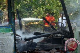 BPBD Bojonegoro Kerahkan Empat Damkar Padamkan Kebakaran