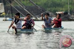 70TH RI - Puluhan ibu-ibu di Jambi lomba perahu