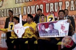 Adi-Isro Nomor 1, Neni-Basri Nomor 2