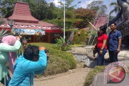 Tukang Foto Amatir "Sura&Baya" yang Terpinggirkan Teknologi