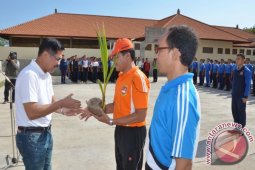 Siswa SMA Bali Mandara Lakukan Penanaman Pohon
