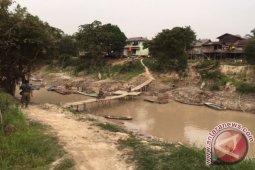 Warga Minta Jembatan Untuk Permudah Akses di Sekadau