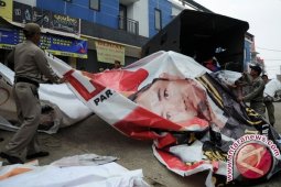 Panwaslu-Satpol PP Balikpapan tertibkan 350 APK paslon