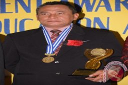 LAPI Beri Penghargaan Kepada Direktur RSUD.H.Kumpulan Pane.