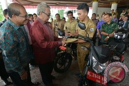 Gubernur Serahkan 32 Unit Kendaraan Operasional Disbun
