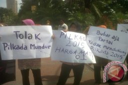 Puluhan Warga Surabaya Demonstrasi Tolak Pilkada Ditunda