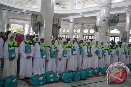 Jamaah Aceh diantar ke pesawat dini hari