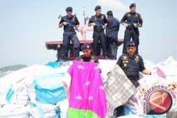 Petugas Gabunggan Amankan Kapal Pengangkut Massa Anarkis
