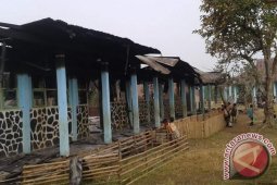 Murid belajar di luar akibat sekolah terbakar
