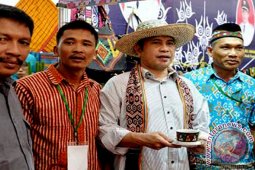 Menteri Transmigrasi Ngopi di Stand KTM Ketapang