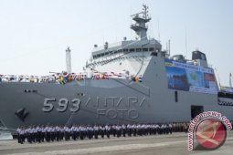 Warga Gorontalo Padati Bakti Sosial KRI Soeharso