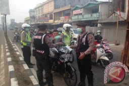 Anggota Polres dan Kodim Ketapang Ikut Bagikan Masker