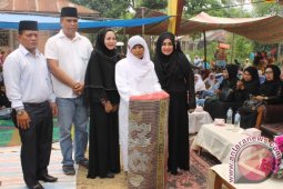 Ketua PKK Madina Serahkan Bantuan Tikar