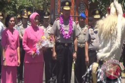 Kedatangan Kapolda Baru Disambut Percikan Tirta