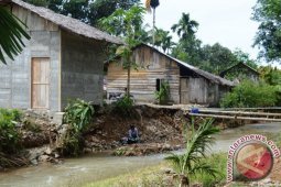 Rumah Warga Abdya Terancam Roboh ke Sungai