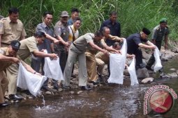 Ribuan Benih Ikan Disebar Peringati Hari Air