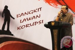 Gubernur Jatim Kunjungi Cucu saat Libur Lebaran