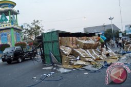 Truk Pengangkut Karton Terguling