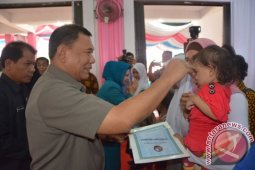 Bupati Deliserdang Serahkan 500 Akte Kelahiran Gratis