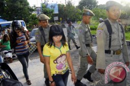 Puluhan wanita diamankan karena tak kantongi identitas