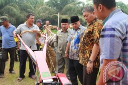 Pemkab Asahan Serahkan Bantuan Alsintan Kepada Koptan