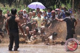 Tradisi Mandi Lumpur