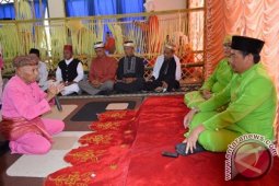 Hamim Jalani Adat " Mopotolungo" Lepas Jabatan Bupati