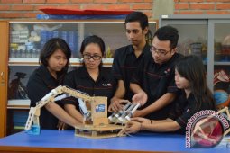 Mahasiswa UKWM Surabaya Ciptakan Robot Hidrolik &lsquo;Handmade&rsquo;