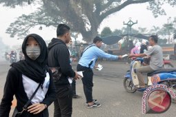 Mahasiswa Bagikan Masker Saat Peringatan Sumpah Pemuda