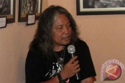 Oscar Motuloh Terima Penghargaan Kebudayaan 2015