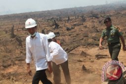 Presiden Periksa Pasukan Pemadam Kebakaran