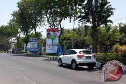 Panwas-Linmas Saling Lempar Tanggung Jawab Tertibkan APK Rasiyo-Lucy