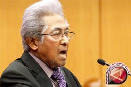 Tembakan Salvo Iringi Pemakaman Adnan Buyung