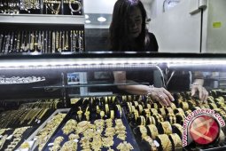 Emas berbalik naik karena bursa saham AS melemah