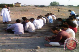 Jamaah Darul Quran Sidoarjo Shalat Tanpa Alas