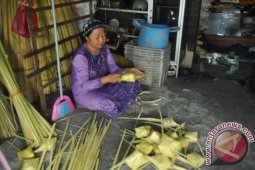 PEMBUAT KULIT KETUPAT