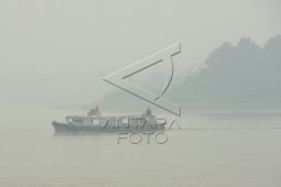 Kabut asap ganggu aktivitas penambang sampan di Pontianak