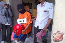 Polisi Rekonstruksi Pembunuhan Perempuan di Kediri