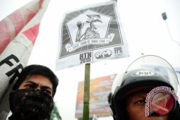 Pemerintah harus lindungi buruh lokal