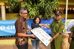 Lippo Cikarang Bagikan Kacamata di Tiga SD