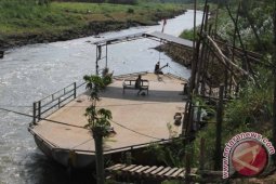 Perahu Tambangan Sungai Brantas Hentikan Layanan Penyeberangan