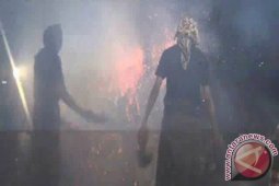 Perang Api Bersihkan Lingkungan Dari Roh Jahat