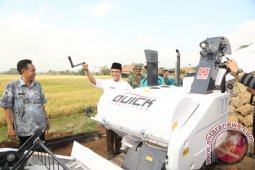 Banyuwangi Serahkan Alat Pertanian Senilai Rp8,63 Miliar