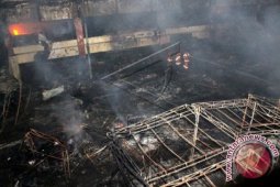 Personel Damkar Gabungan Padamkan Kebakaran Pasar Cikarang
