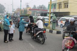 PKK Madina Bersama Persit Bagikan 10.000 Masker